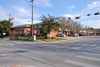 Across The Street Apartments in Denton, TX - Foto de edificio - Building Photo