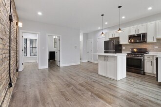 1060 W Glenlake Ave in Chicago, IL - Building Photo - Building Photo