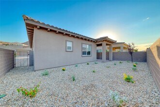 102 Ibiza Lk Dr in Henderson, NV - Building Photo - Building Photo