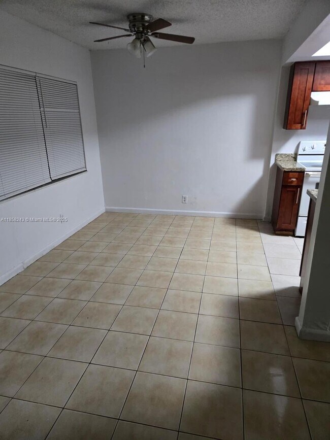 5802 NW 21st St in Lauderhill, FL - Building Photo - Building Photo