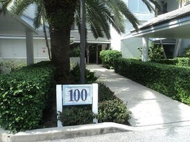 123 Bay Colony Dr N in Juno Beach, FL - Building Photo