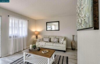 1095 Mohr Ln in Concord, CA - Building Photo - Building Photo