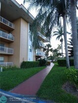 455 S Pine Island Rd in Plantation, FL - Building Photo