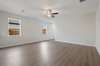 1023 Whispering Winds Dr in Beasley, TX - Foto de edificio - Building Photo