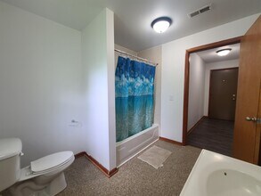 2820 Collingwood Blvd in Toledo, OH - Foto de edificio - Building Photo