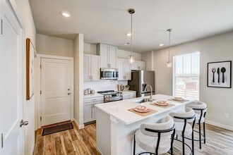 Canvas at Prairie Center in Brighton, CO - Foto de edificio - Building Photo