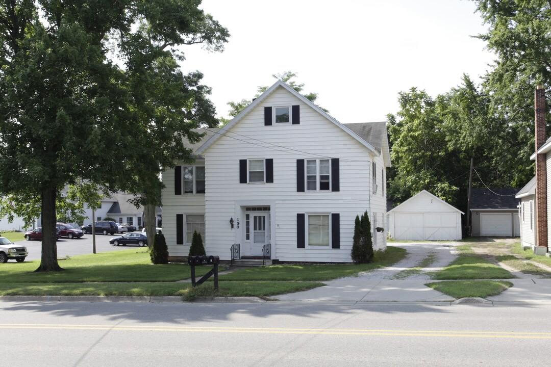 150 W Center St in Coloma, MI - Building Photo