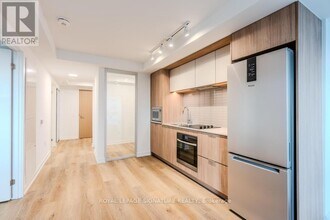 395 Square One Dr in Mississauga, ON - Building Photo - Building Photo