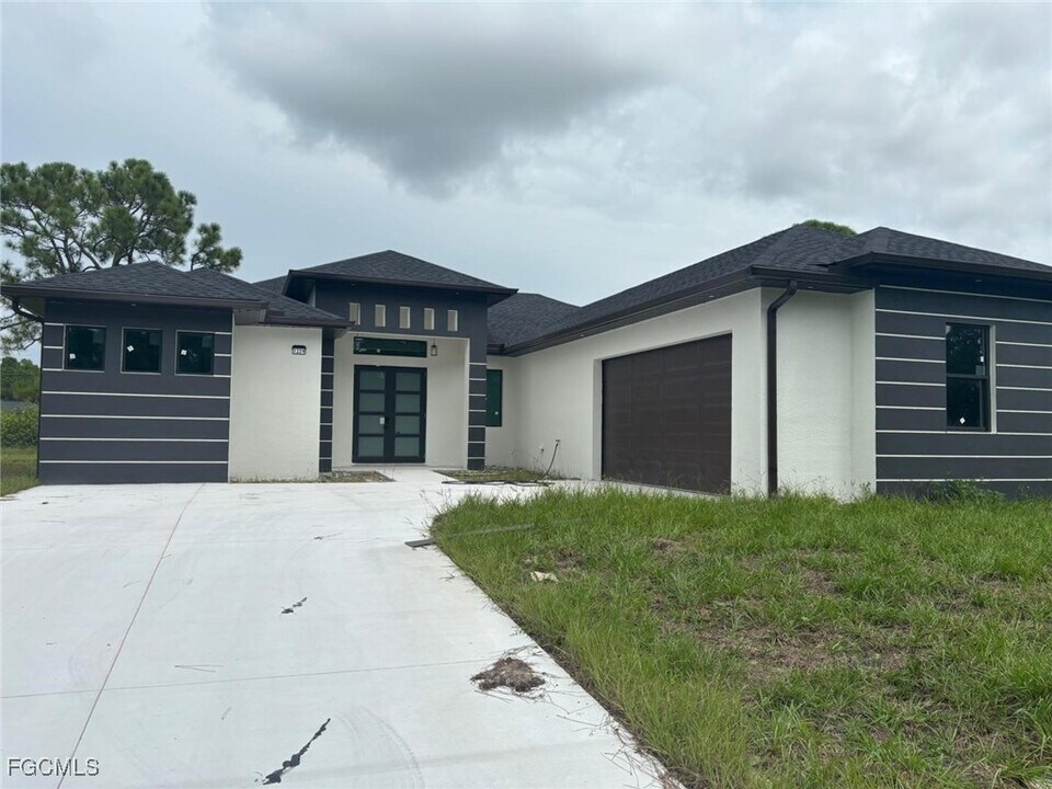 1229 Augusta St E in Lehigh Acres, FL - Building Photo