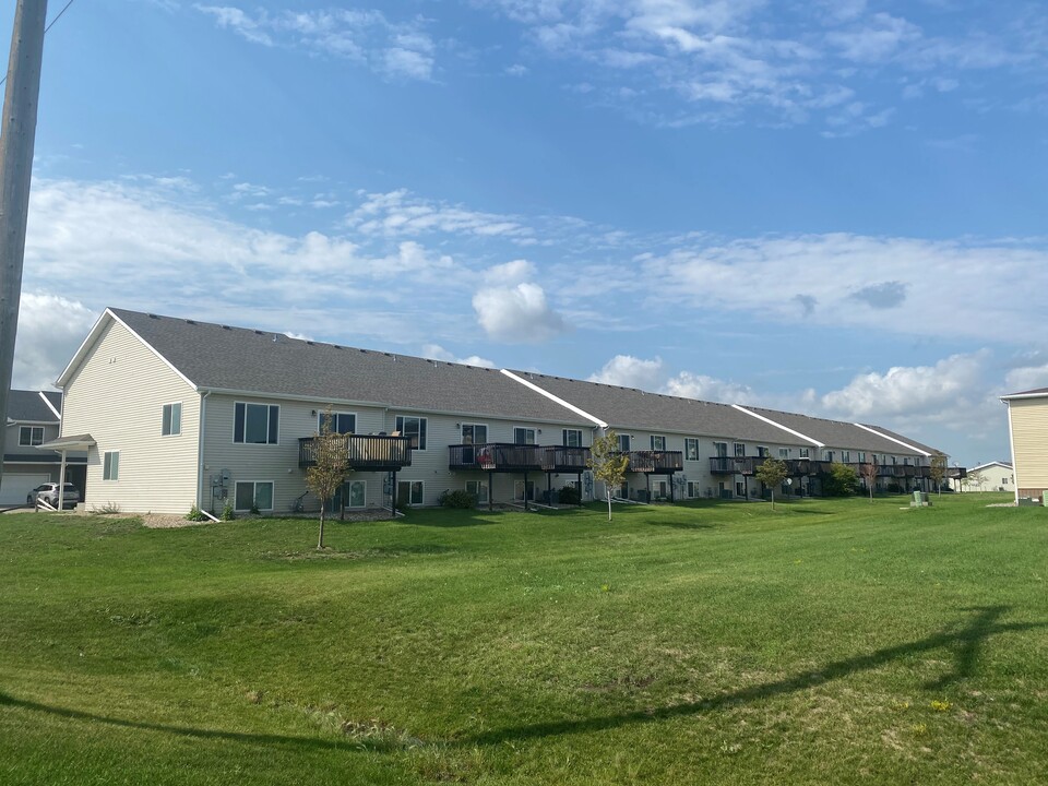 Woodside Townhomes in Minot, ND - Building Photo