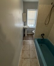 1069 Powell St in Norristown, PA - Foto de edificio - Building Photo