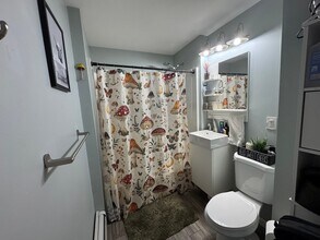 160 Pleasant St, Unit Unit 2 in Lowell, MA - Building Photo - Building Photo