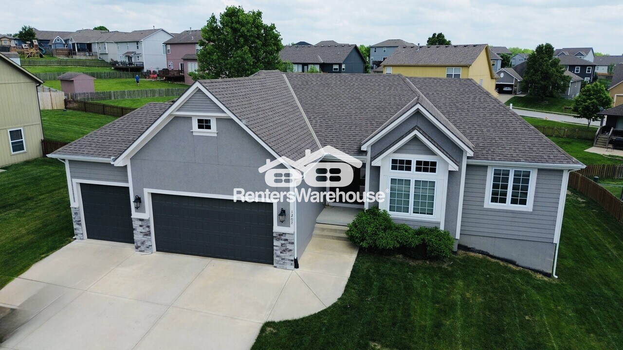 1202 Ridge Tree Ln in Pleasant Hill, MO - Building Photo
