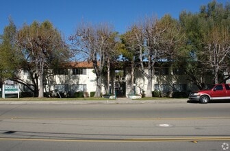 Foothill Courtyards in Vista, CA - Foto de edificio - Building Photo