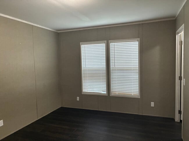 4842 SW Topeka Blvd in Topeka, KS - Foto de edificio - Building Photo