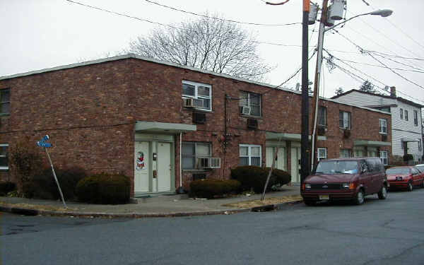 520-526 E 39th St in Paterson, NJ - Building Photo