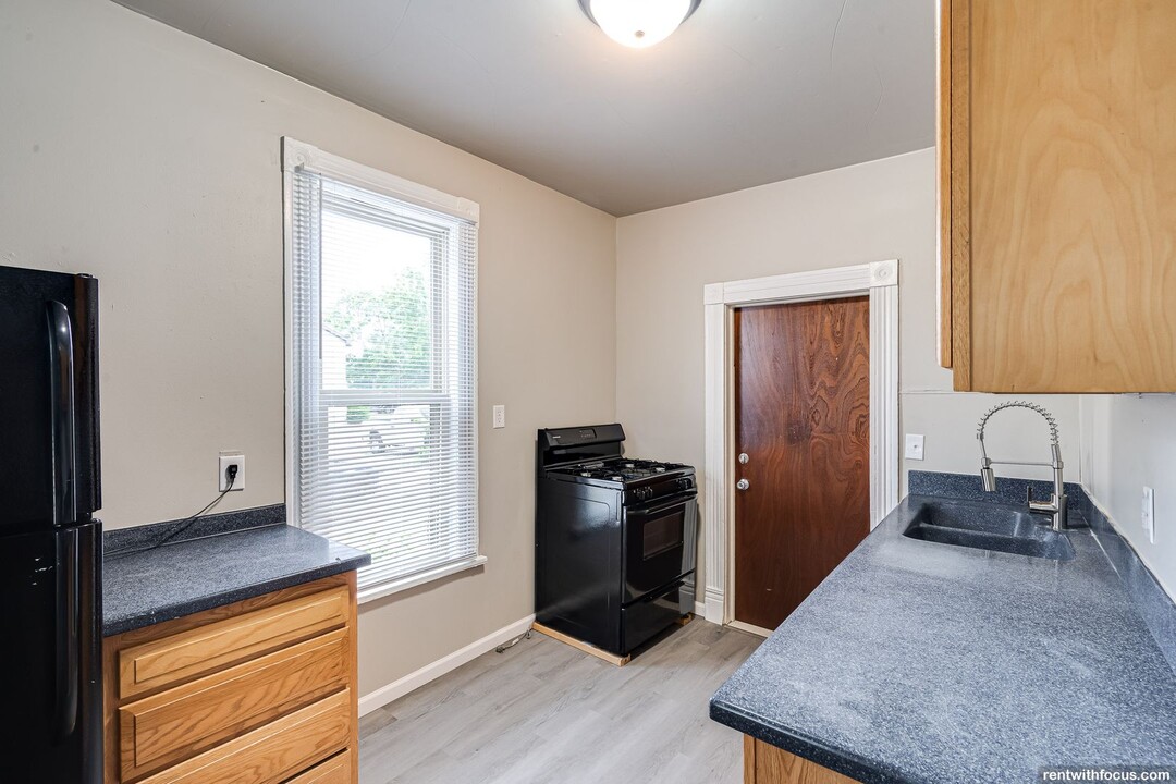 103 W Parkway Ave, Unit 103 in Oshkosh, WI - Building Photo