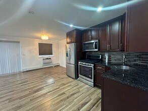 72-31 Metropolitan Ave in Queens, NY - Building Photo - Building Photo