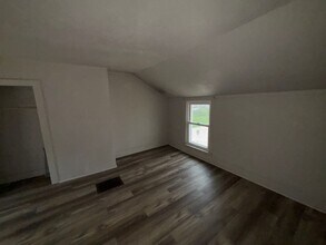 411 S Oak St in Versailles, MO - Building Photo - Building Photo