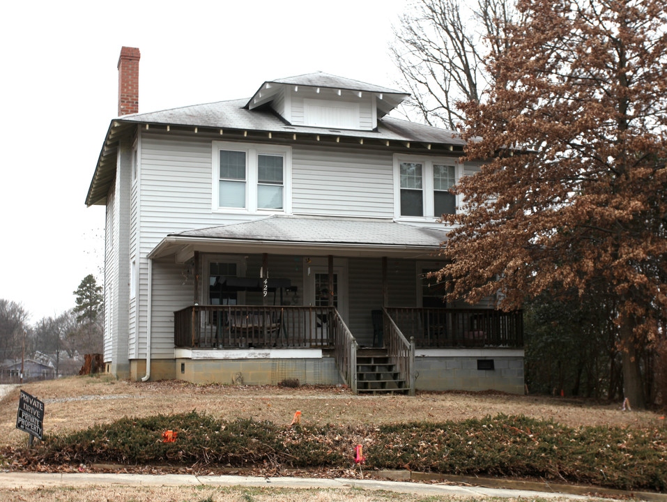 429 N Cedar St in Greensboro, NC - Foto de edificio