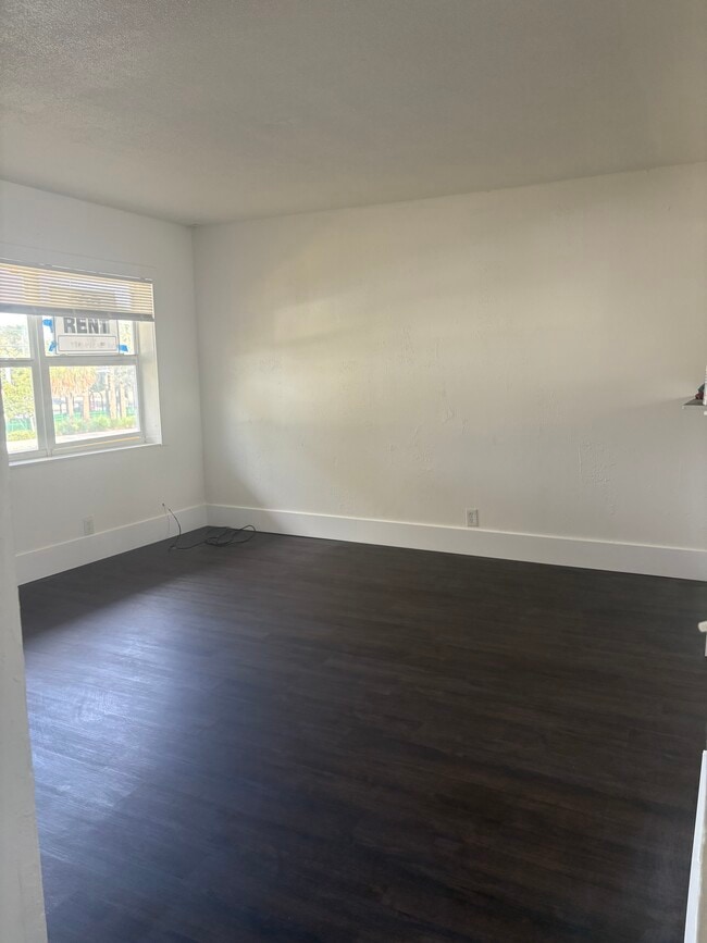 535 7th St, Unit 4 in West Palm Beach, FL - Foto de edificio - Building Photo