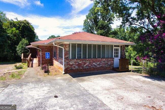 1835 Lawrenceville Hwy in Lawrenceville, GA - Foto de edificio - Building Photo