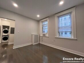 111 Park Dr, Unit 14 in Boston, MA - Building Photo - Building Photo