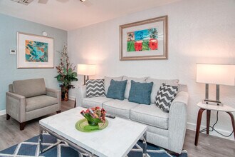 Park Shore Suites in Madeira Beach, FL - Foto de edificio - Building Photo