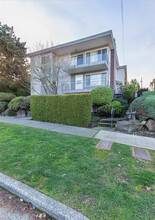 Lawton Park Apartments in Seattle, WA - Building Photo - Building Photo