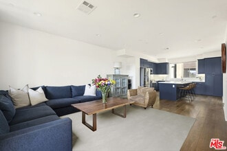 13151 Victory Blvd in Los Angeles, CA - Building Photo - Building Photo