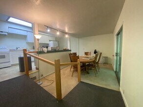 10025 SW Boones Ferry Rd in Portland, OR - Building Photo - Building Photo