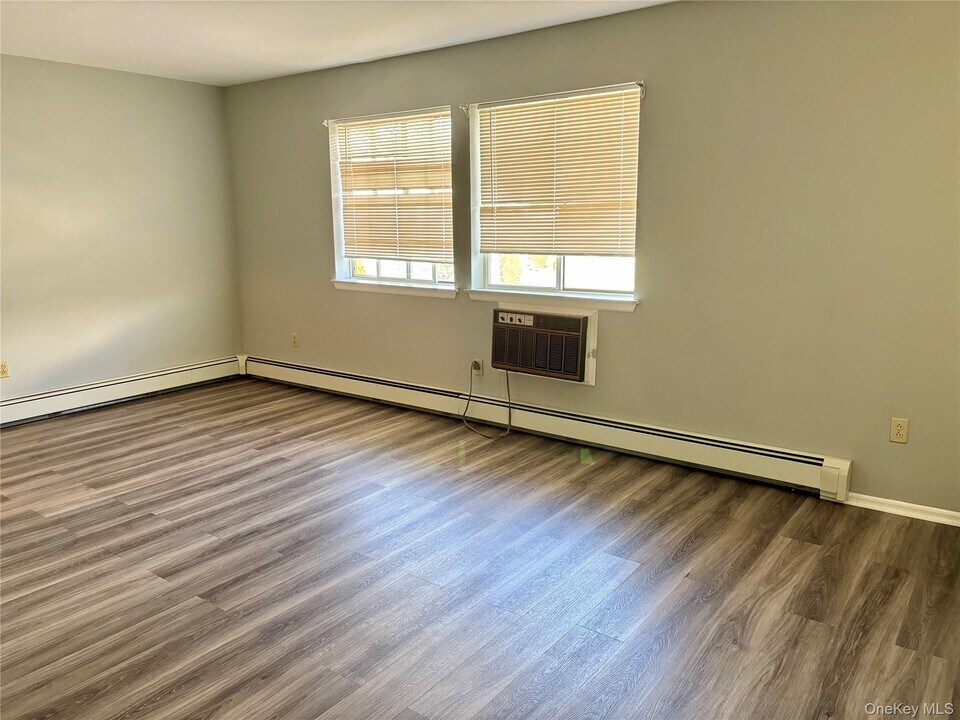 314 Ruth Ct in Middletown, NY - Building Photo