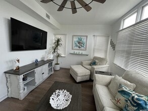24 Bungalow Ln in Ocean Beach, NY - Foto de edificio - Building Photo