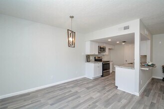 978 Memorial Village Dr in Houston, TX - Building Photo - Building Photo