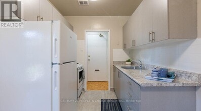 52 Park St E in Mississauga, ON - Building Photo - Building Photo