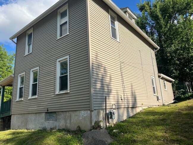 property at 919 W 10th St