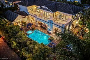 215 3rd Ave N in Naples, FL - Building Photo