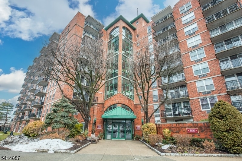 300 Main St in Little Falls, NJ - Building Photo