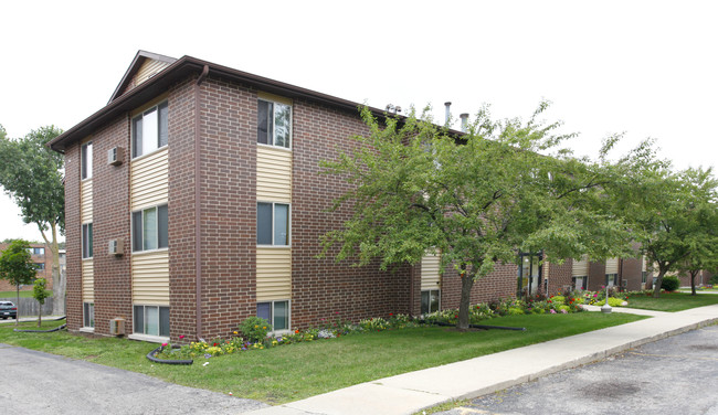 Pioneer Court Apartments in Waukegan, IL - Building Photo - Building Photo