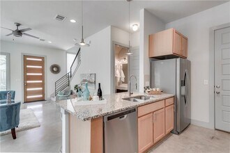 900 Banister Ln, Unit H in Austin, TX - Building Photo - Building Photo