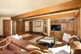 114 E Bleeker St, Unit 102 in Aspen, CO - Building Photo - Building Photo