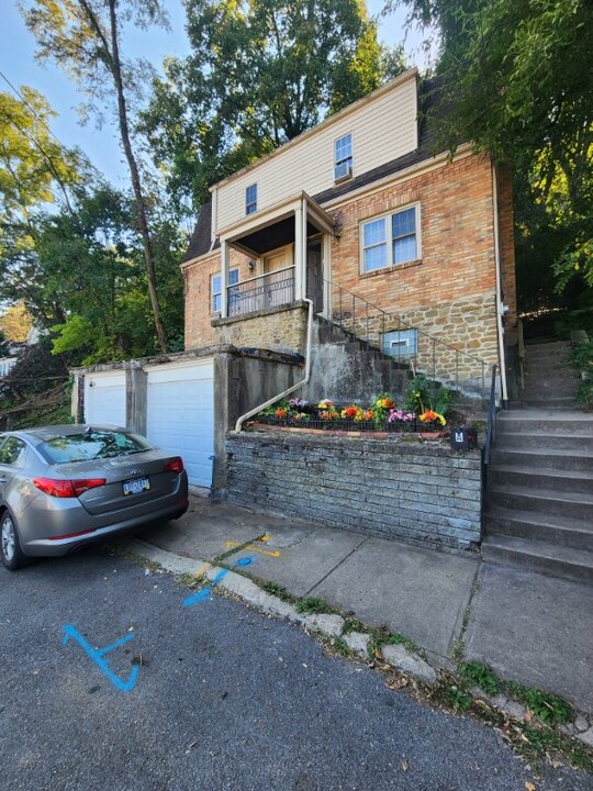 1227 Stowe Ave in Mckees Rocks, PA - Building Photo