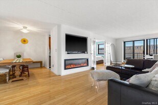 1085 Warburton Ave in Yonkers, NY - Building Photo