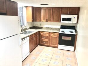 813 NE 22nd Dr in Wilton Manors, FL - Building Photo - Building Photo