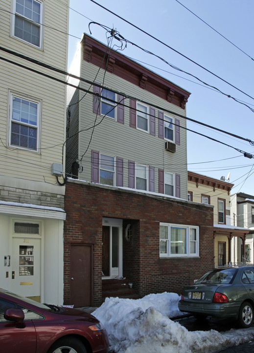 313 39th St in Union City, NJ - Building Photo