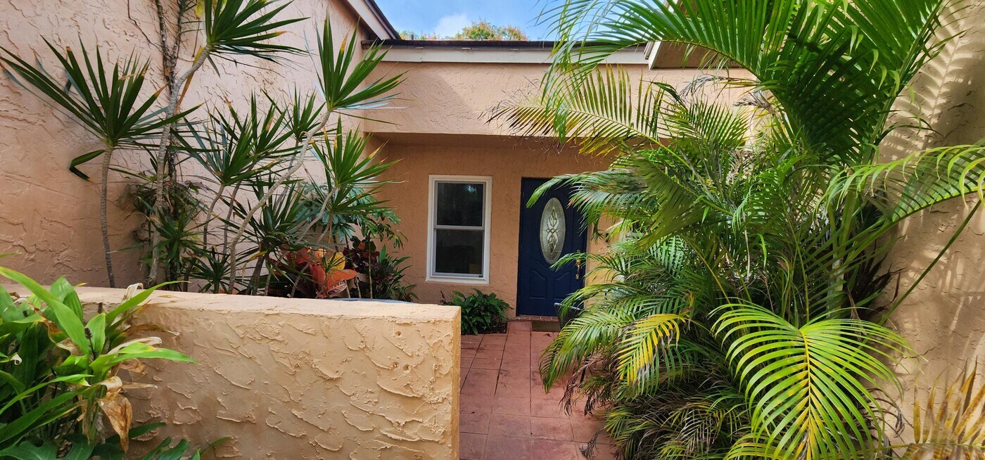 23261 Boca Club Colony Cir in Boca Raton, FL - Building Photo