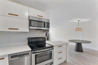 10101 E Bay Harbor Dr in Bay Harbor Islands, FL - Building Photo - Building Photo