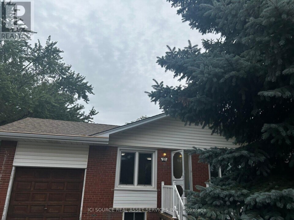 30 Swanhurst Blvd in Mississauga, ON - Building Photo