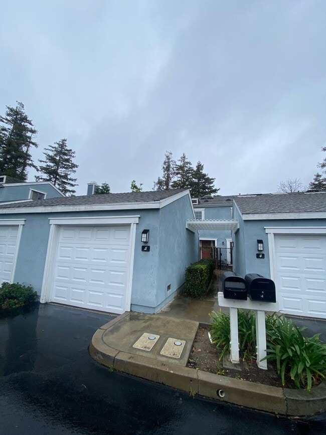 700 E Lake Dr in Orange, CA - Foto de edificio - Building Photo