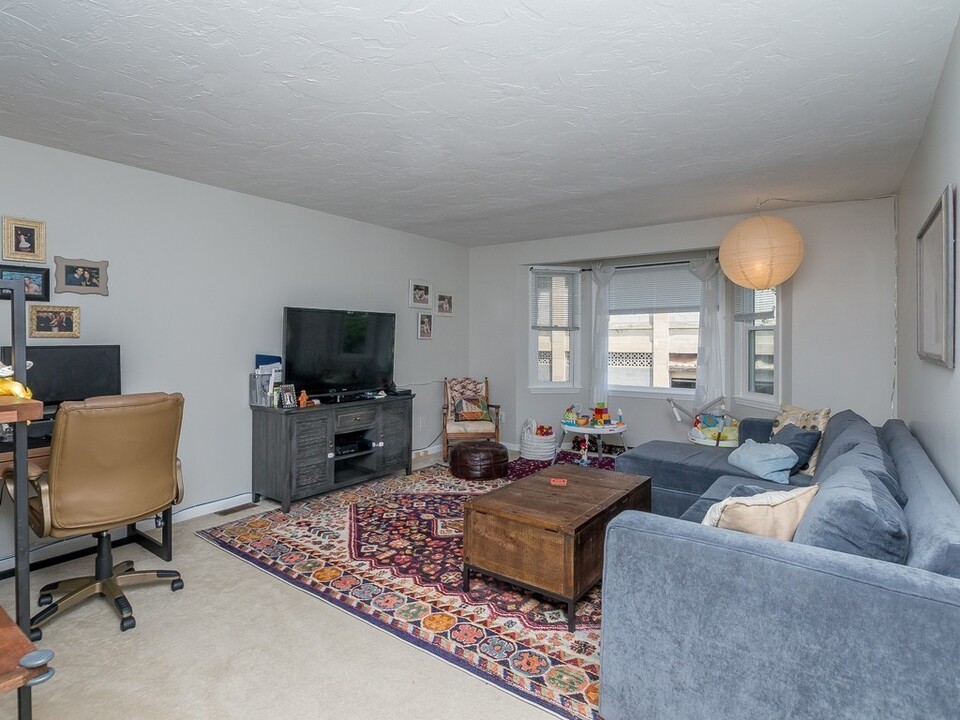 70 Regent Cir in Brookline, MA - Building Photo
